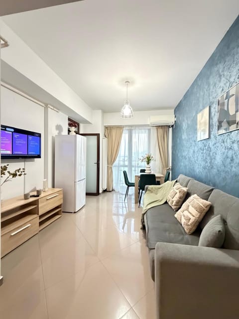 Communal lounge/ TV room, TV and multimedia, Kitchen or kitchenette, Living room, Seating area, Dining area, Evening entertainment, oven