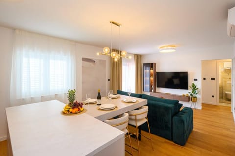 Communal lounge/ TV room, TV and multimedia, Living room, Seating area