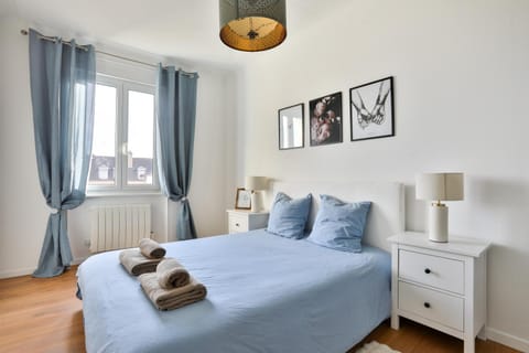 Bed, Photo of the whole room, Bedroom, towels