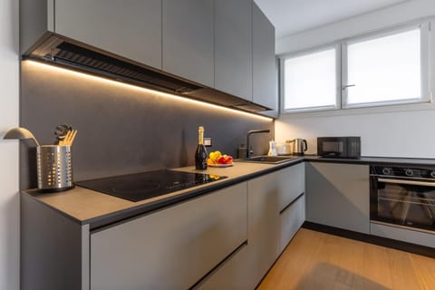 Coffee/tea facilities, Kitchen or kitchenette, oven, stove, toaster