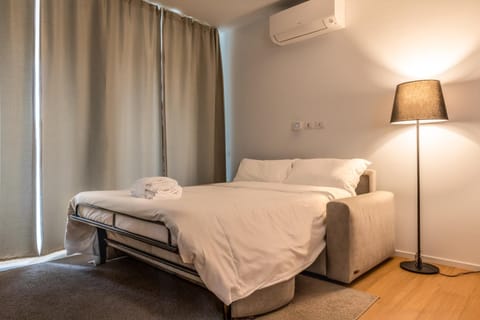 Bed, towels, air conditioner