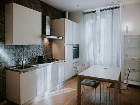 Kitchen or kitchenette, Dining area