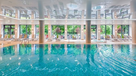 Swimming pool, sunbed