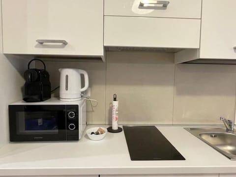 Coffee/tea facilities, Kitchen or kitchenette, stove