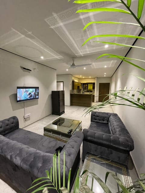 Communal lounge/ TV room, TV and multimedia, Seating area, kitchen