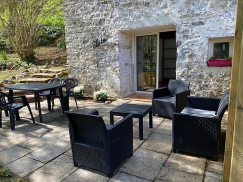 Property building, Patio, Day, Garden, Garden view