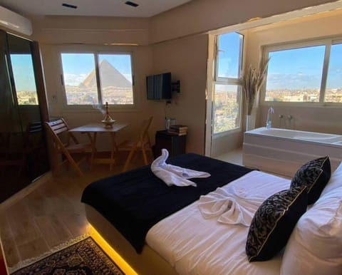 Bed, TV and multimedia, Living room, Photo of the whole room, Seating area, Bedroom, towels
