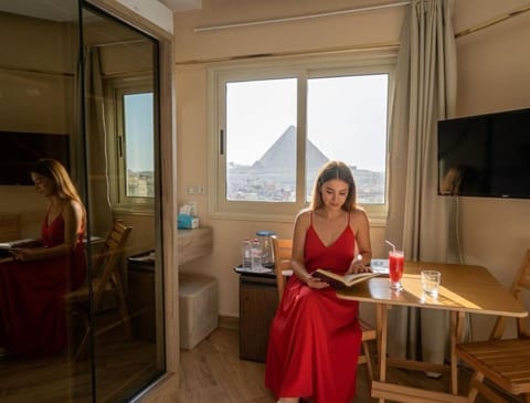 People, Natural landscape, TV and multimedia, Living room, Food and drinks, Seating area, Guests, Mountain view, Drinks, Alcoholic drinks, group of guests