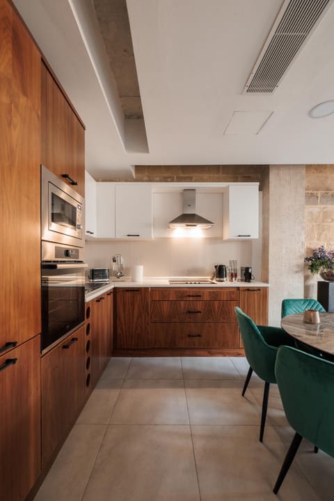 Kitchen or kitchenette, Dining area, oven, stove