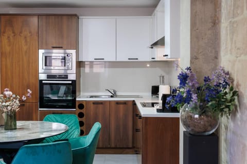 Kitchen or kitchenette, Dining area, oven, stove, toaster