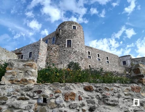 A V G E R I N O S Naxos House in Naxos