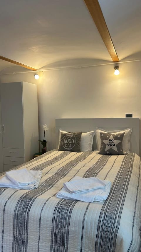Nearby landmark, Bed, Photo of the whole room, ATM, internet, microwave, storage, towels