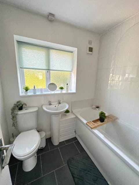 Comfy 1 BR Apartment - Sleeps 2 with Free Parking! Apartment in St Helens