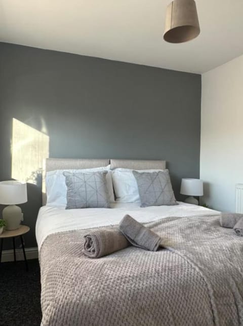 Comfy 1 BR Apartment - Sleeps 2 with Free Parking! Apartment in St Helens
