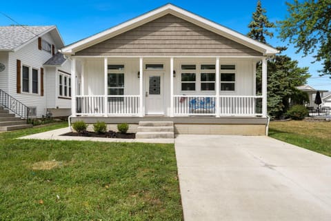 Lake Erie Serenity Hutch House in Port Clinton