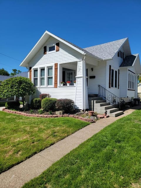 Lake Erie Beach Hutch House in Port Clinton