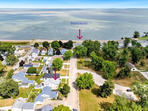 Lake Erie Beach Hutch House in Port Clinton