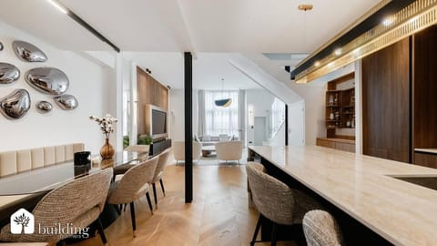 Kitchen or kitchenette, Living room, Seating area, Dining area