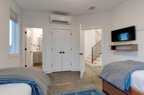 Bed, TV and multimedia, Bedroom, air conditioner