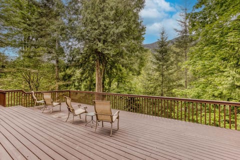 Brightside Retreat by Salmon River - Family Friendly Spacious Peaceful Deck House in Welches