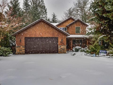 Brightside Retreat by Salmon River - Family Friendly Spacious Peaceful Deck House in Welches