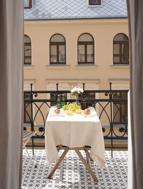 View (from property/room), Balcony/Terrace, City view