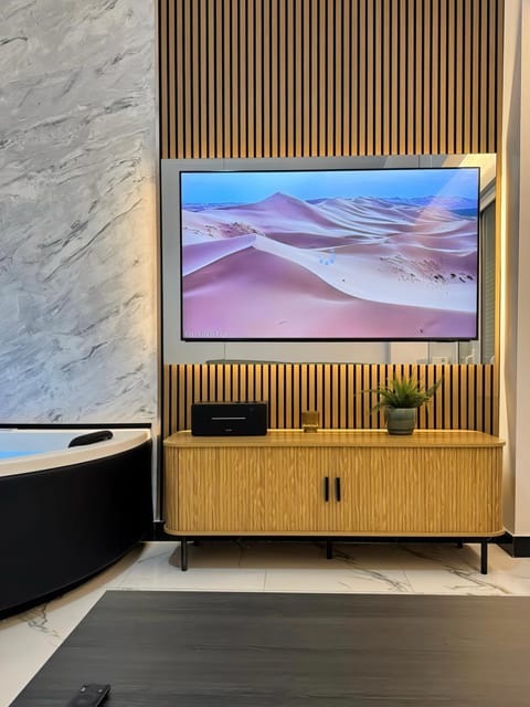 TV and multimedia, Living room, Evening entertainment