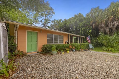 Creamsicle Cottage House in Cedar Key