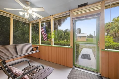 Creamsicle Cottage House in Cedar Key