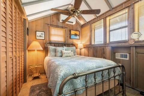 Hook, Wine and Sinker Cottage House in Cedar Key