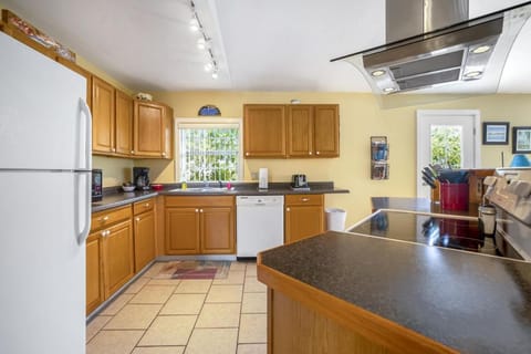 Hill top house with amazing views and bay side dock with fishing deck House in Cedar Key