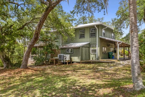 Hill top house with amazing views and bay side dock with fishing deck House in Cedar Key