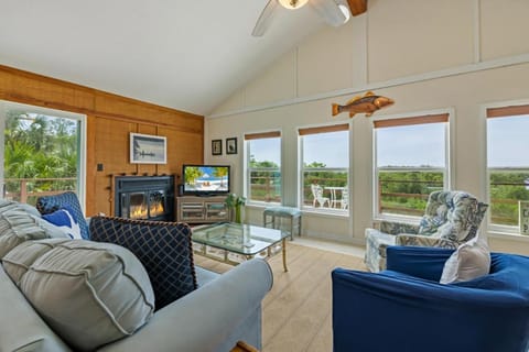 Eagle View - bayside privacy and dock House in Cedar Key