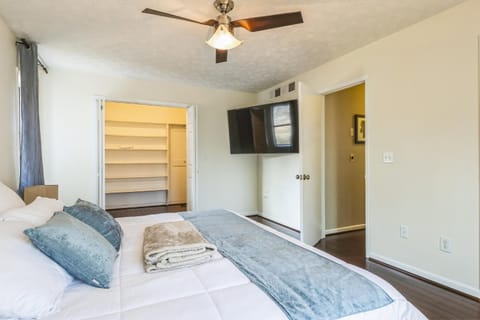 Massive home in a great area House in Roswell