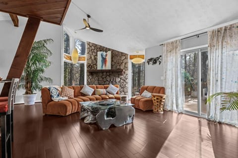 Massive home in a great area House in Roswell