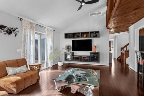 Massive home in a great area House in Roswell