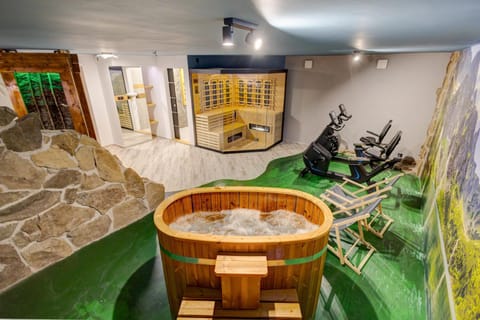 Hot Tub, Sauna