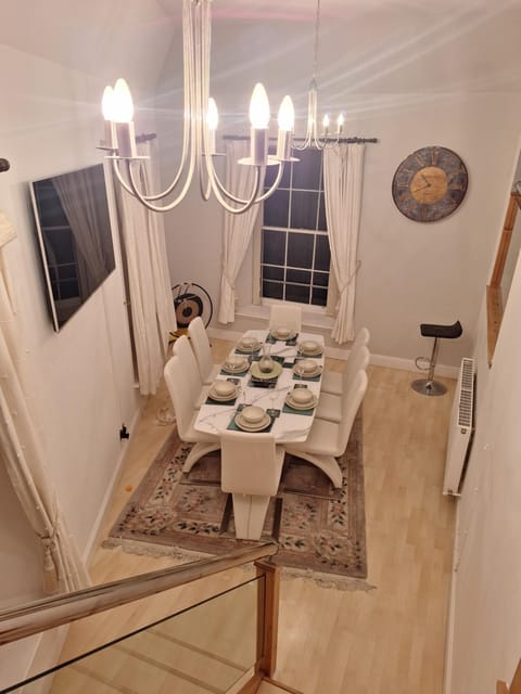 4 Bedroom Townhouse with 3 bathrooms on 3 levels Villa in Edinburgh