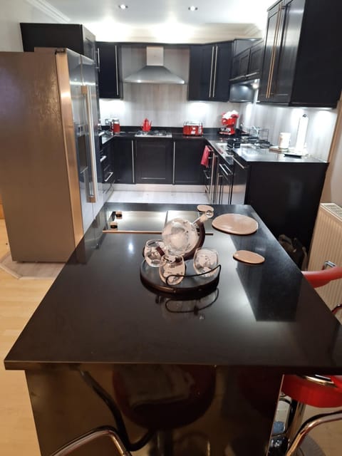 4 Bedroom Townhouse with 3 bathrooms on 3 levels Villa in Edinburgh