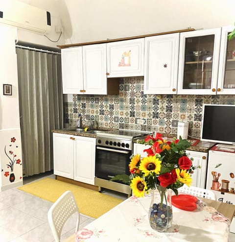 TV and multimedia, Kitchen or kitchenette, Dining area, oven, stove