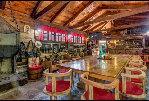 Restaurant/places to eat, Banquet/Function facilities, Seating area