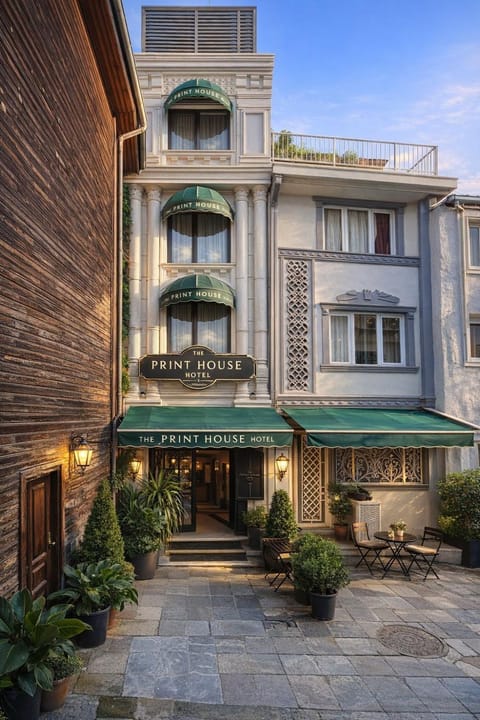 Property building, Facade/entrance, Day, Garden