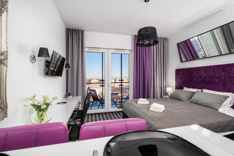 Bed, TV and multimedia, Photo of the whole room