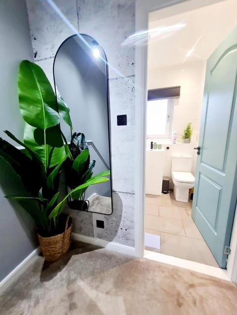 Bright 3BR walking distance to town - FREE parking Apartment in Glasgow