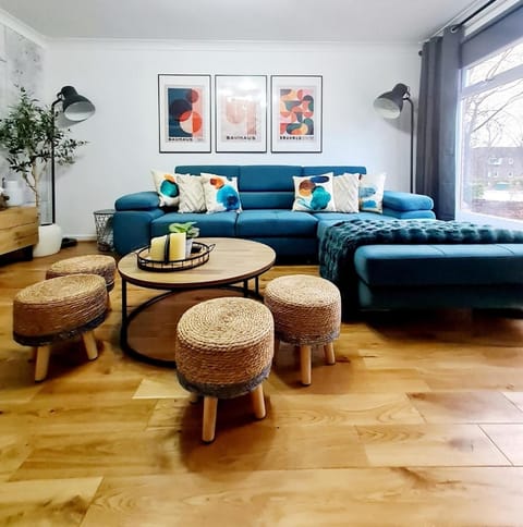 Bright 3BR walking distance to town - FREE parking Apartment in Glasgow