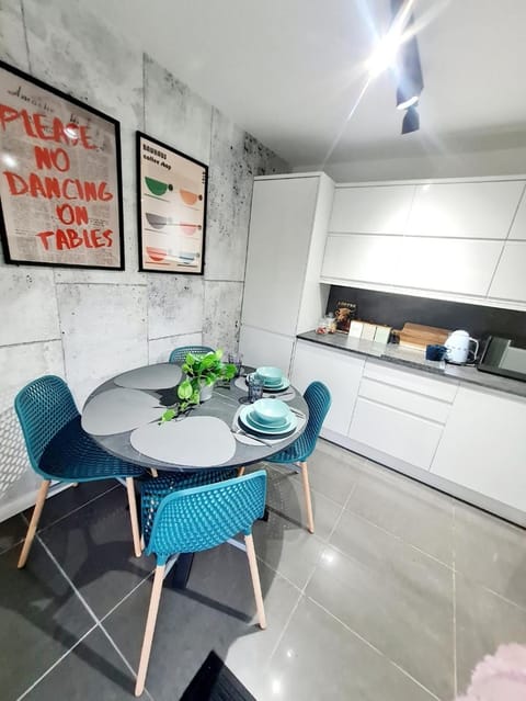 Bright 3BR walking distance to town - FREE parking Apartment in Glasgow