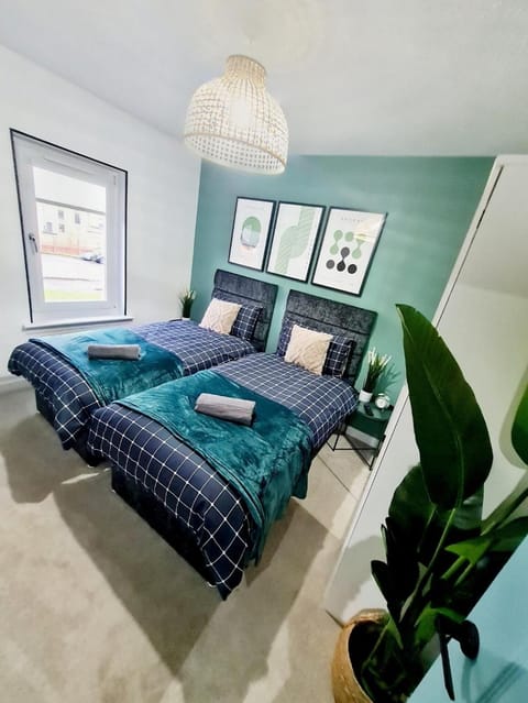 Bright 3BR walking distance to town - FREE parking Apartment in Glasgow