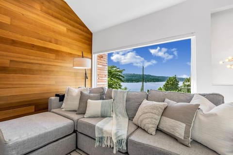 Modern and Relaxing Lake Sammamish View House House in Lake Sammamish