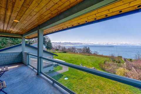 Family home at Whidbey Island Cliffside Escape and Ocean Views House in Greenbank