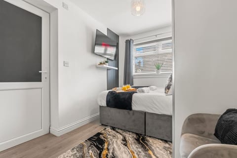 La Maisón, City Centre House, EV Parking, Fast WiFi, Netflix Private Entrance, Garden Apartment in Coventry